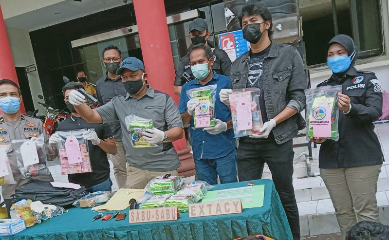 Kasat Resnarkoba Polrestabes Surabaya AKBP Memo Ardian menunjukkan barang bukti narkoba yang berhasil diamankan (Foto / Metro TV)  