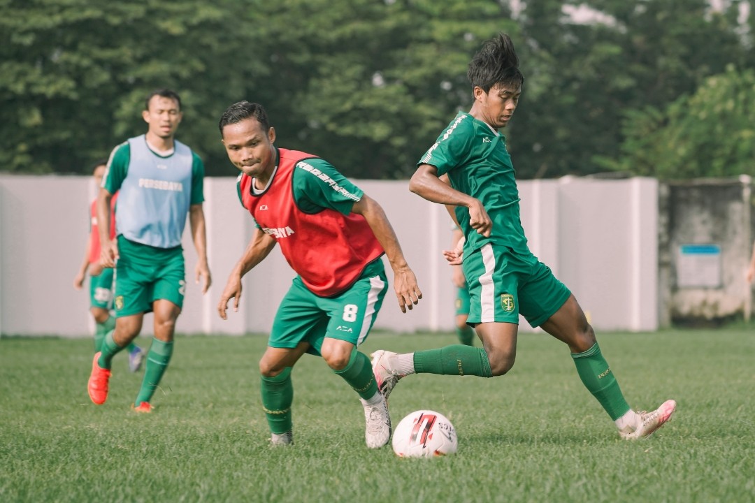 Oktafianus Fernando berebut bola dengan Supriadi pada sesi latihan (Foto / Persebaya)