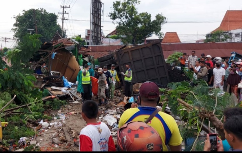 Rem Blong, Dump Truk Tabrak Warung, 1 Tewas