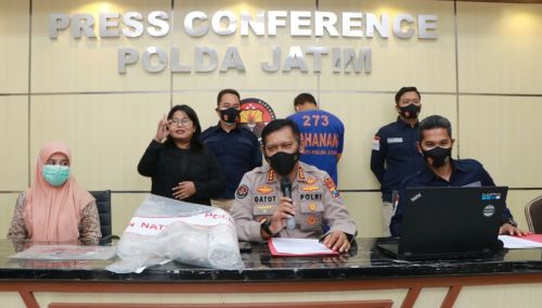 abid Humas Polda Jatim, Kombes Pol Gatot Repli Handoko merilis kasus prostitusi online dengan korban dibawah umur (Foto / Metro TV)