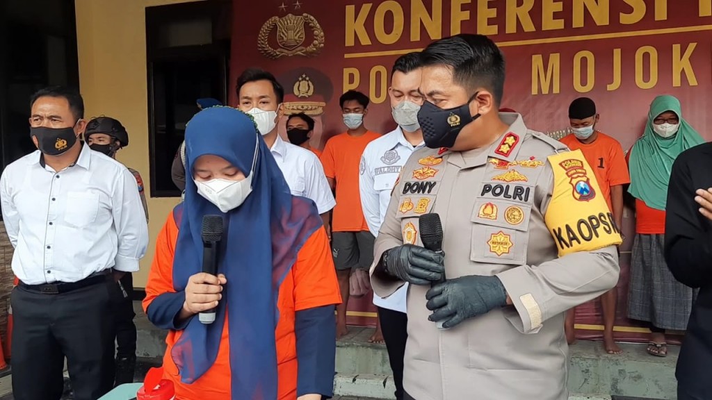 Polisi menangkap sindikat pengedar obat aborsi ilegal. (Foto: Metro TV/Tamam Mubarok)