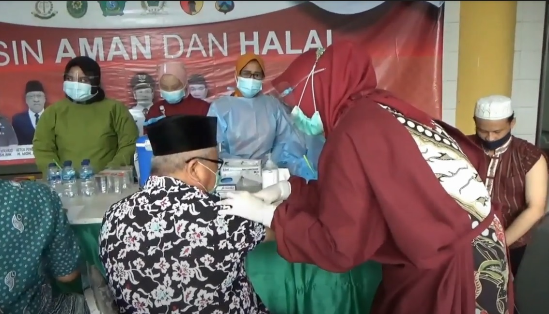 Ratusan ulama dan imam masjid di Sidoarjo mulai menjalani vaksin covid-19. (metrotv)