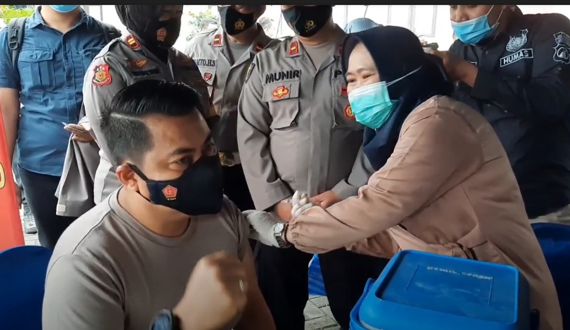 Kapolres Mojokerto AKBP Dony Alexander menjalani vaksin kedua bersama ratusan anggotanya. (metrotv)