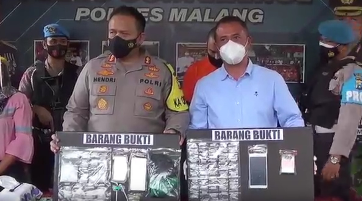 Kapolres Malang, AKBP Hendri Umar membeber puluhan paket sabu siap edar. (metrotv)