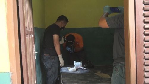 Petugas melakukan olah TKP di lokasi Kusdiono ditemukan tewas (Foto / Metro TV)
