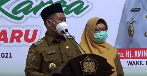 Bupati-Wakil Bupati Gresik, Fandi Akhmad Yani dan Aminatun Habibah  sepakat menolak mobdin baru (Foto / Metro TV)