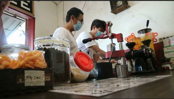 Peringati Hari Kopi Nasional, Kedai di Malang Bagikan Ratusan Cangkir Kopi