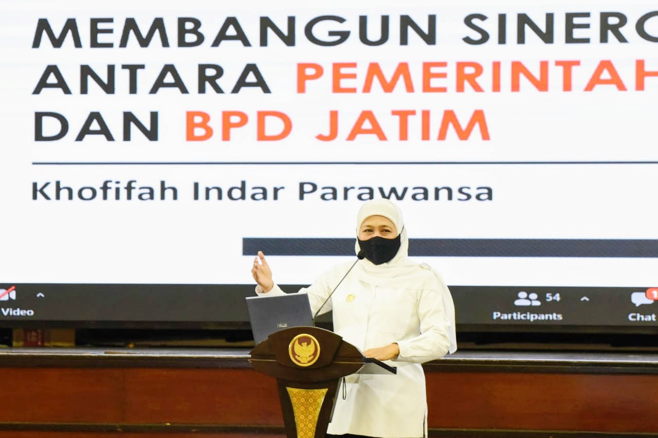 Gubernur Jawa Timur Khofifah Indar Parawansa saat memarkan potensi investasi peluang usaha perbankan di tengah pandemi (Foto / Clicks.id)