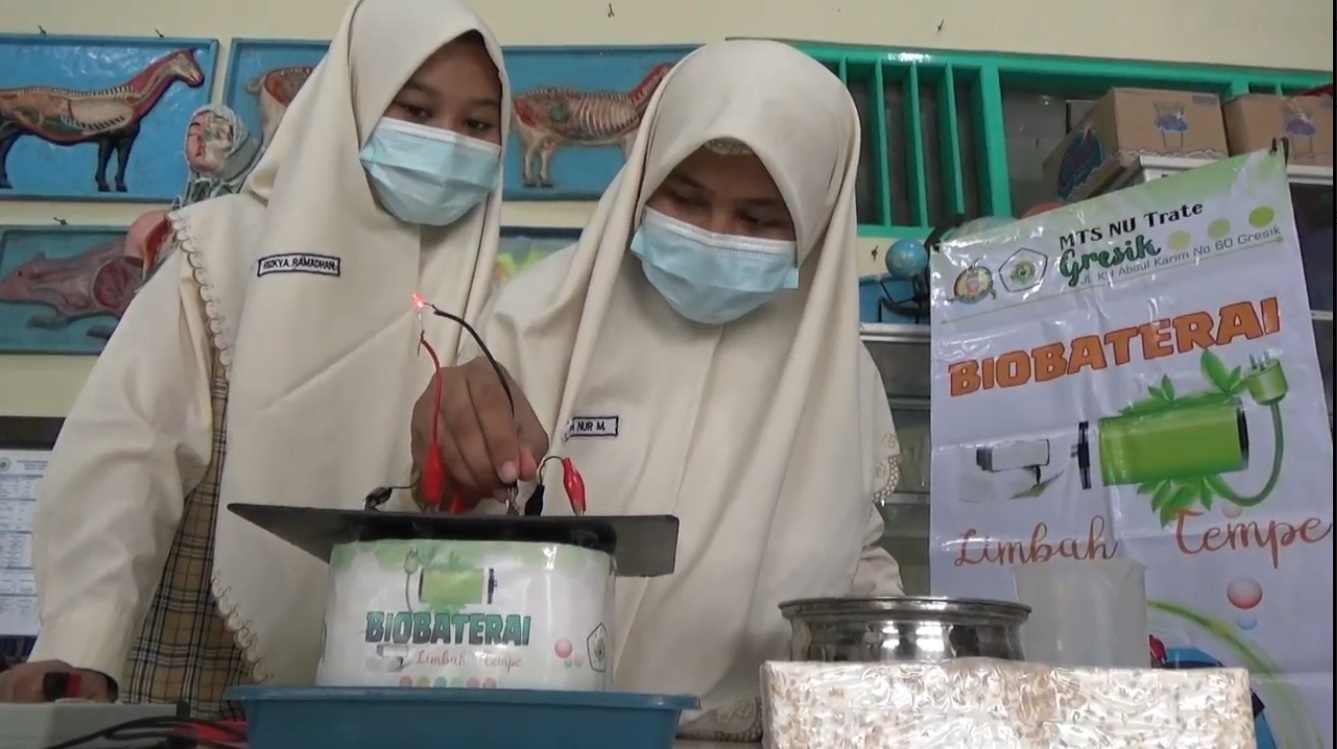 Citra Nur Ma'rifah dan Rizkya Ramadhani menunjukkan kandungan limbah tempe dapat menghasilkan energi listrik (Foto / Metro TV)