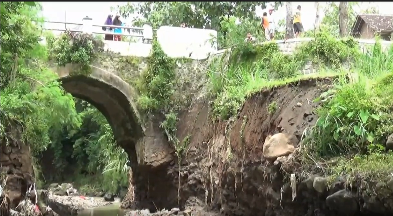 Kondisi pondasi jembatan terkikis arus banjir. (metrotv)