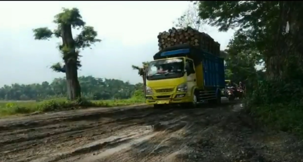 Truk melebihi muatan memperparah kerusakan jalan menuju lokasi wisata Banyubiru, Kabupaten Pasuruan. (metrotv)