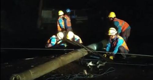 Sejumlah petugas memperbaiki tiang listrik yang roboh diterjang angin puting beliung. (metrotv)