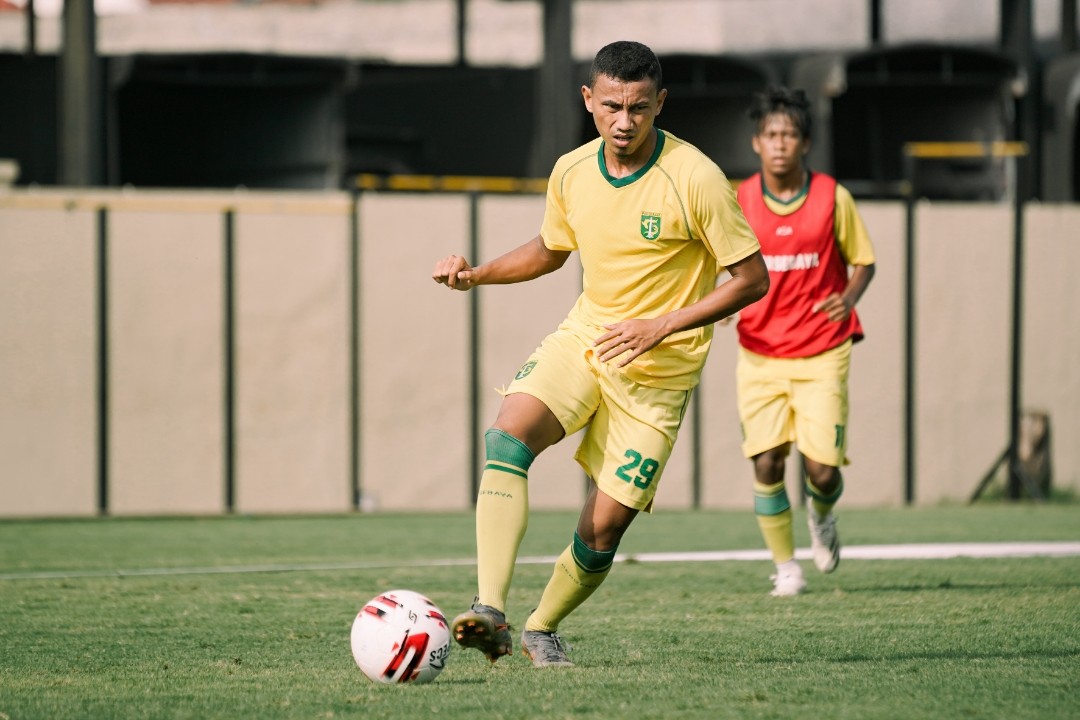 Rivaldi Bawuo mengikuti sesi latihan Persebaya. (ft/persebaya)