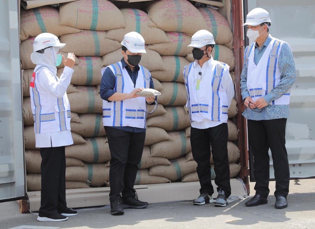 Gubernur Jatim Khofifah Indar Parawansa, mendampingi tiga menteri melepas ekpor pertanian Jatim, di Teluk Lamong, Surabaya, Jumat, 12 Maret 2021. (Dok: Humas Pemprov Jatim)