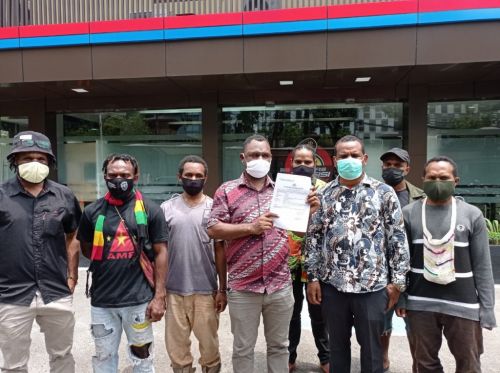 Aliansi Mahasiswa Papua (AMP) melaporkan Kapolres Malang Kombes Leonardus Simarmata ke Divisi Propam Polri. (ft/medcom.id)