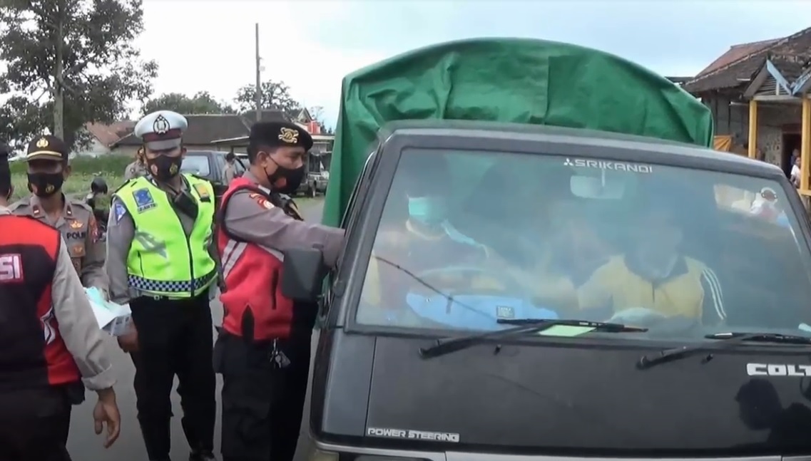 Petugas Gabungan Magetan Hadang Pengguna Jalan di Perbatasan Jatim-Jateng