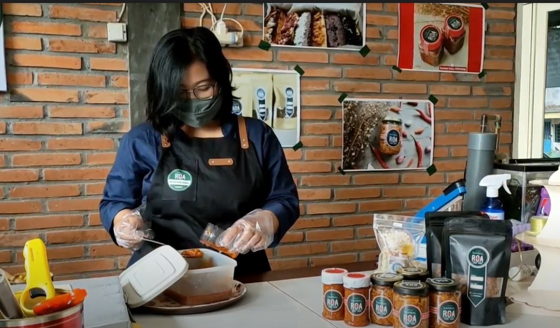 Euodia Angelia Novila,  meracik sambal ikan tuna untuk menyiasati mahalnya harga cabai. (metrotv)