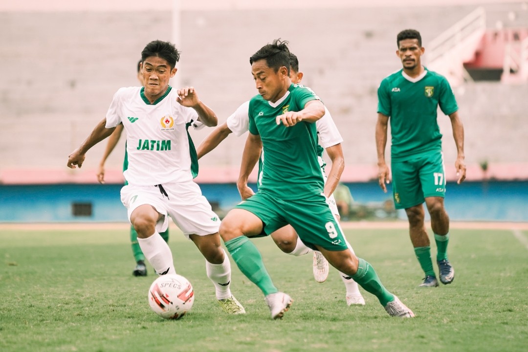 Samsul Arif mencoba melewati hadangan pemain tim PON Jatim.  (ft/persebaya)