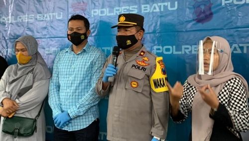 Wakapolres Batu Kompol Suhartono bersama keluarga korban mengumumkan hasil visum korban diklat UKM Pagar Nusa UIN Malang (Foto / Metro TV)