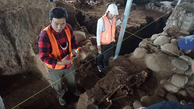 Arkeolog Balai Pelestarian Cagar Budaya (BPCB) jawa Timur (Jatim), Wicaksono Dwi Nugroho menunjukkan kerangka manusia di situs Kumitir, Mojokerto (Foto/ Metro TV)