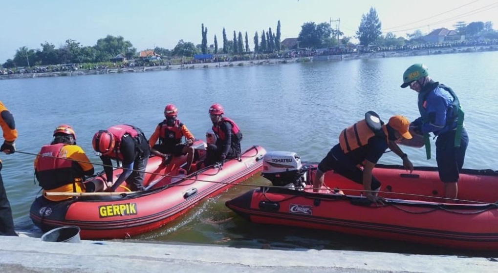 Petugas gabungan masih mencari korban Dafin Afandi  yang tenggelam di Waduk Kalimati, Mojokerto (Foto / Istimewa)