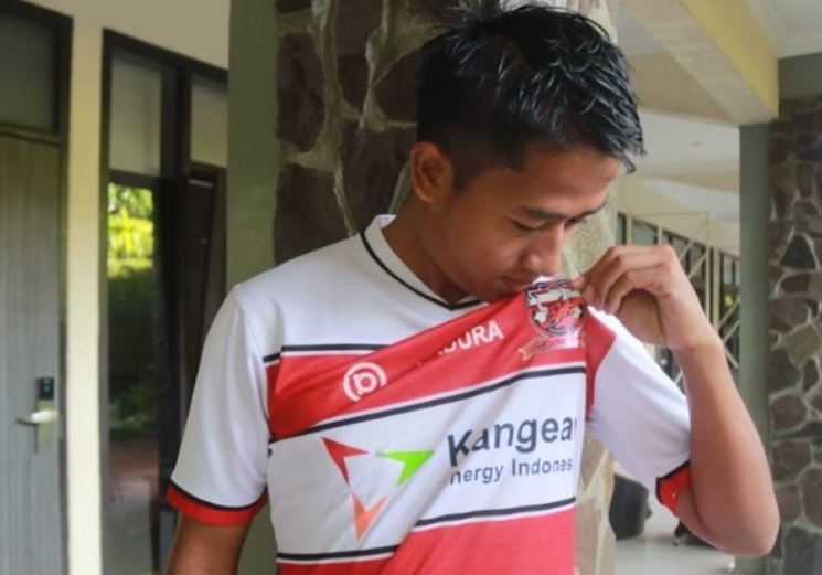 Bayu Gatra Sanggiawan mencium jersey kebanggaan Madura United (foto / Istimewa)