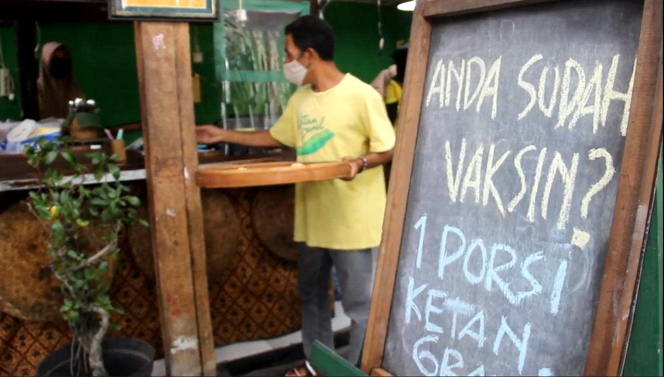 Pemberian menu gratis bagi masyrakat yang sudah vaksin merupakan inovasi positif  mendukung vaksinasi yang digencarkan pemerintah (Foto / Metro TV)