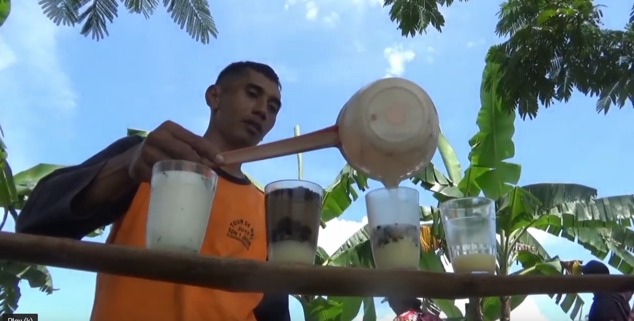 Sudarsono saat meracik kopi kepada para  pekerja di sawah yang sedang panen padi, nantinya secangkir kopi itu akan ditukar dengan sejumlah gabah (Foto / Metro TV)