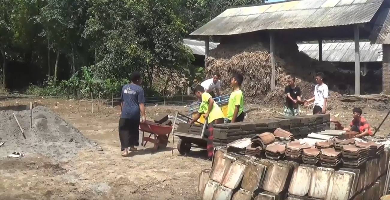 Sejumlah santri nampak sibuk membangun pondok baru mereka setelah terusir dari pondok yang lama (Foto / Metro TV)