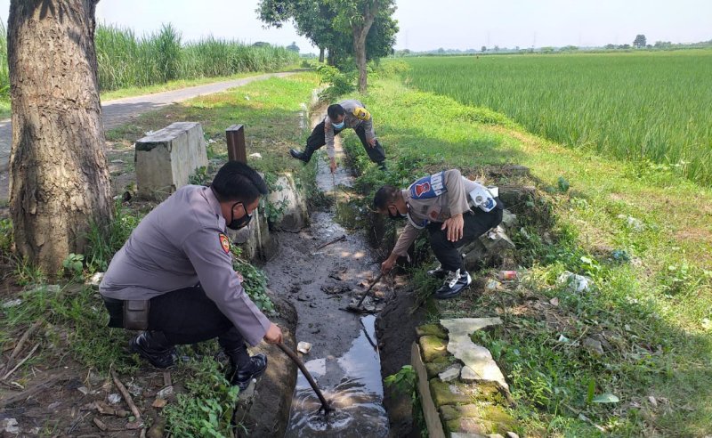 Polisi menunjukkan lokasi pembuangan mayat ARR yang tewas dibunuh oleh kedua tetangganya (Foto / Metro TV)