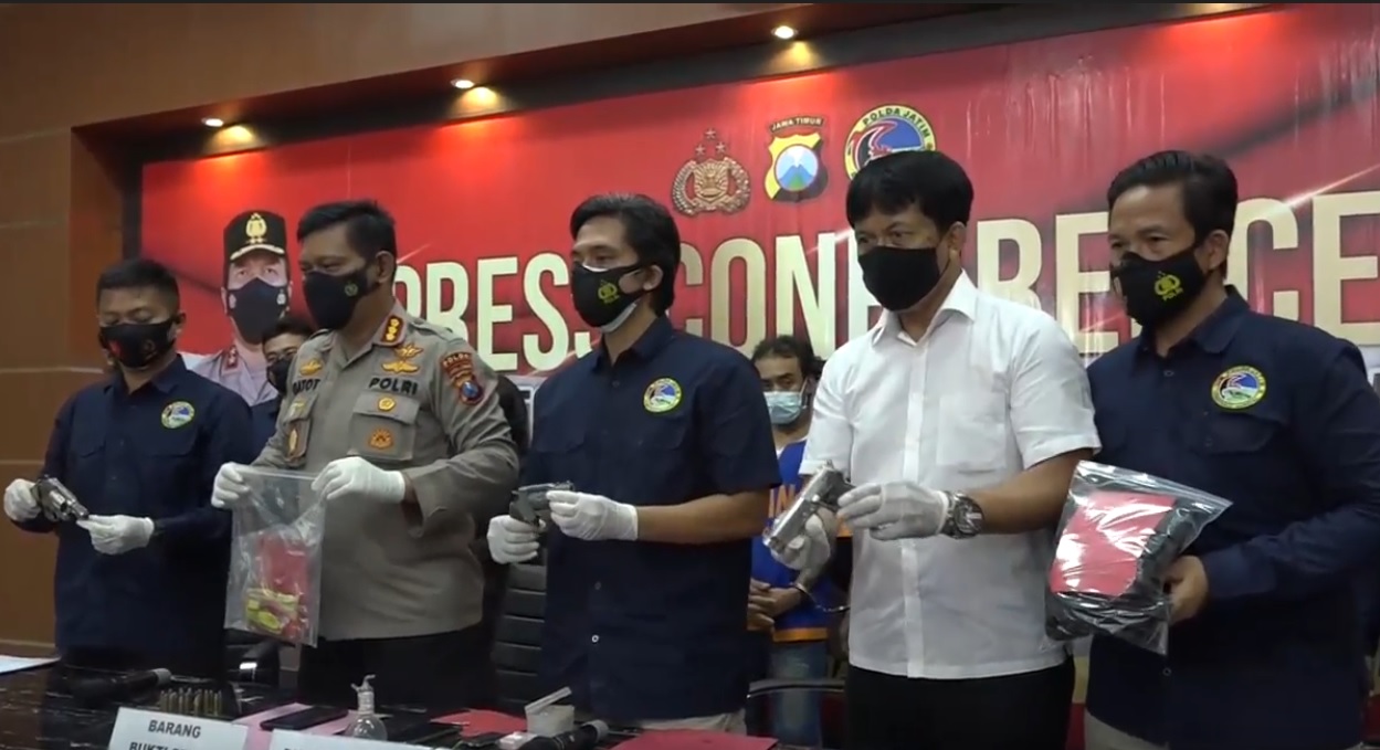 Polisi menunjukkan barang bukti narkoba dan senpi dari dua tersangka pengedar narkoba (Foto / Metro TV)