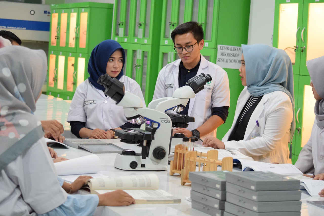 Salah satu mahasiswa Fakultas Kedokteran sedang melakukan penelitian (Foto / Clicks.id)