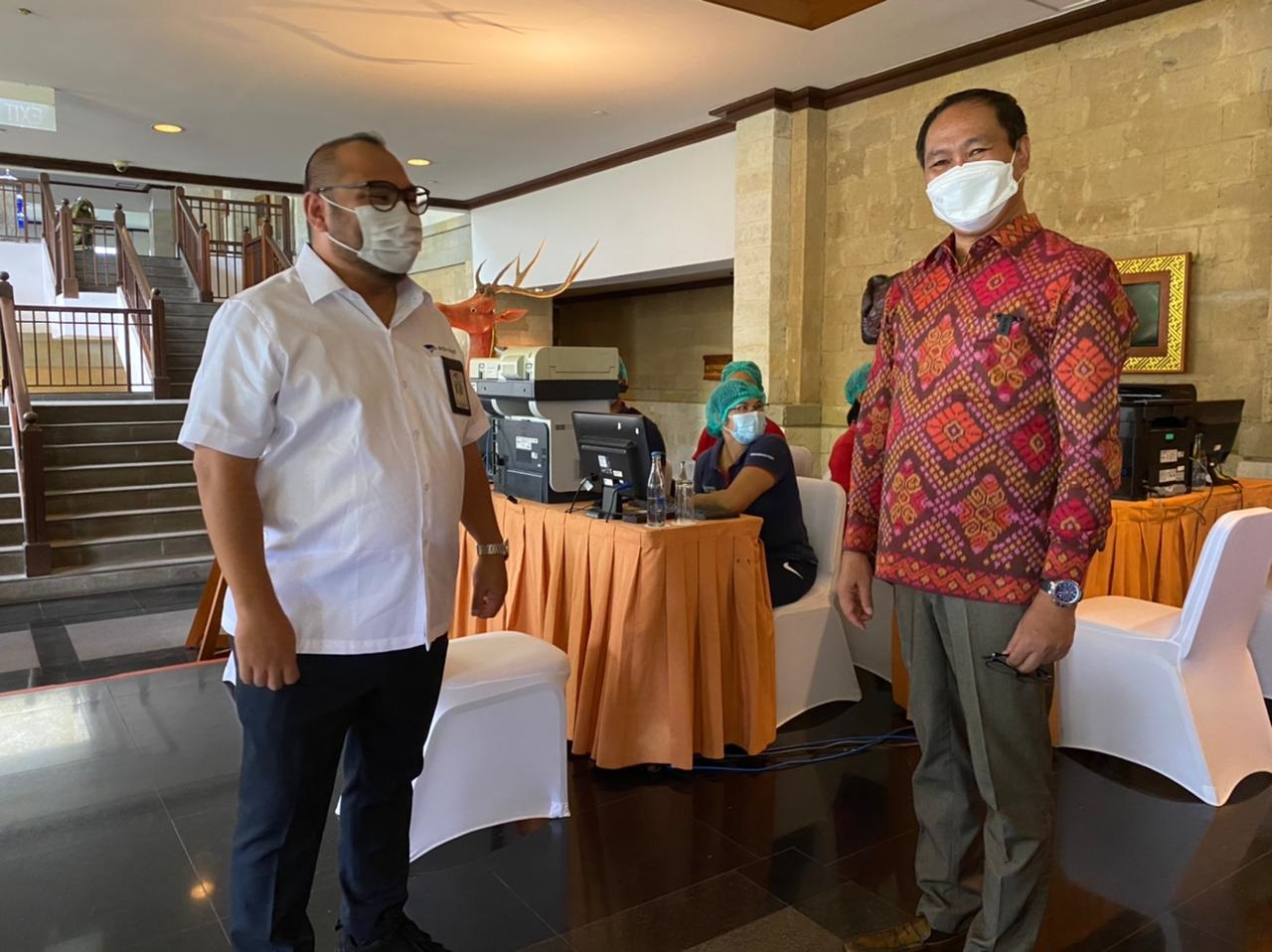 CEO Media Group, Mohammad Mirdal Akib, berbincang dengan Wakil Bupati Badung, I Ketut Suiasa, saat meninjau vaksinasi di ballroom Intercontinental Bali Resort (Foto / Reno Reksa/ Metro TV)