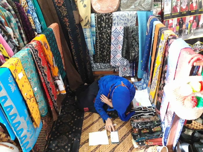 Perajin menjual karya batik di gedung DPRD Kota Malang, Jawa Timur. MI/Bagus Suryo