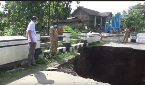 Bupati Magetan Suprawoto melihat kondisi Jembatan Bogem yang ambrol tergerus banjir. (metrotv)