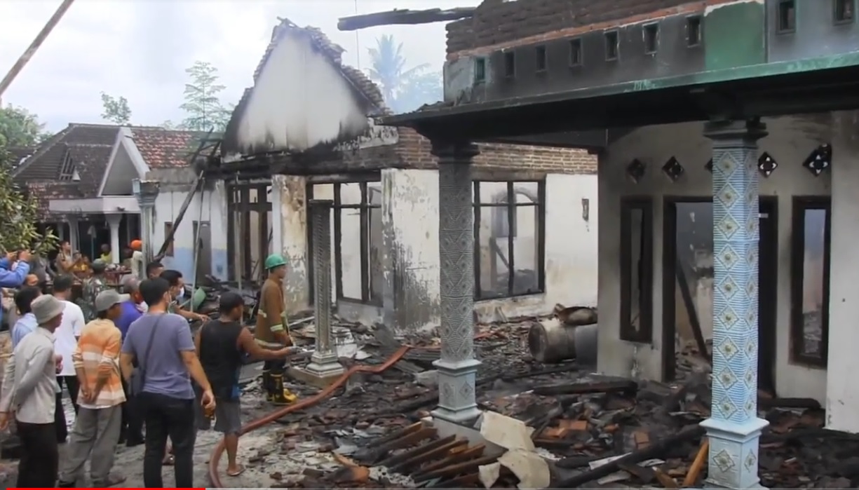 Dua rumah di Lumajang hangus terbakar. (metrotv)