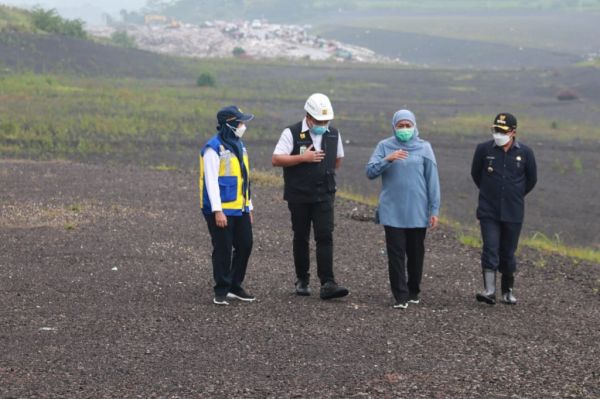 Impian Khofifah Saat Melihat Gunung Sampah di TPA Supiturang