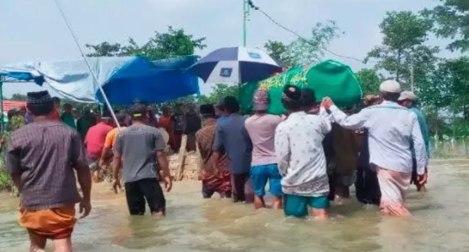 Priyanto dimakamkan setelah tewas lantaran digigit ular dan terlambat memperoleh perawatan (Foto/ Metro TV)