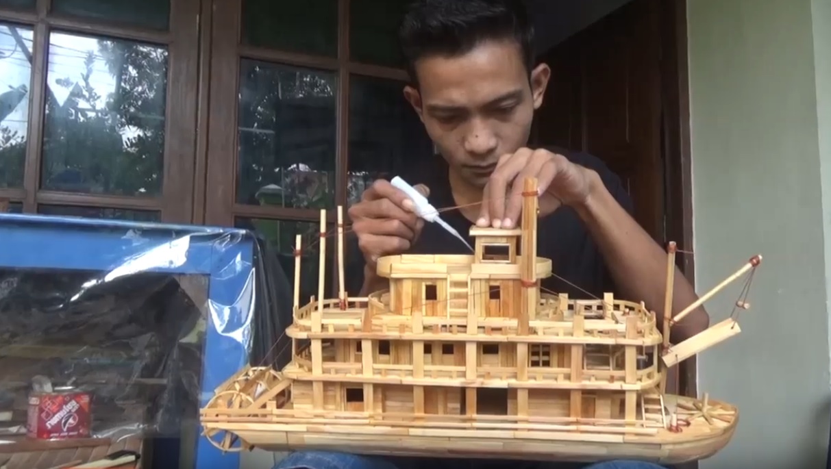 Rendi sibuk merakit miniatur kapal pesiar menggunakan potongan stick eskrim (Foto / Metro TV)