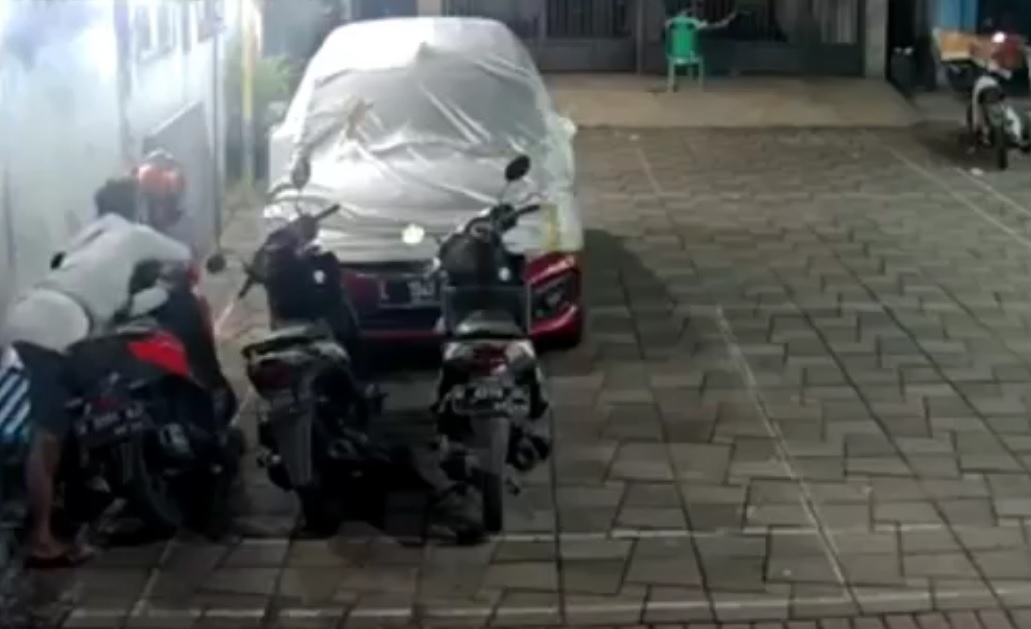 Detik-detik pelaku merusak kunci kontak motor yang diparkir sebelum dibawa kabur (Foto / Metro TV)