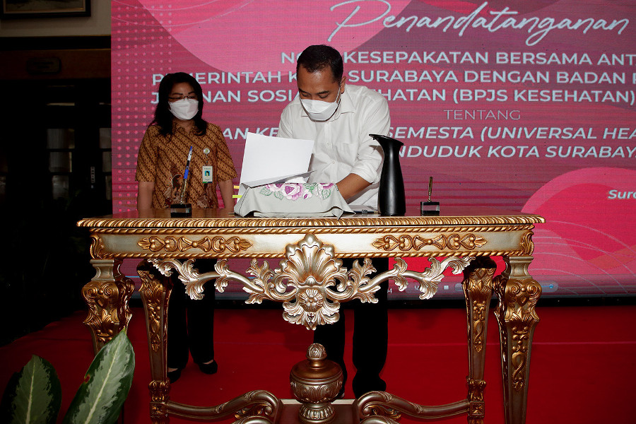 Wali Kota Surabaya, Eri Cahyadi, usai penandatanganan kerjasama dengan BPJS Kesehatan, di Surabaya, Selasa, 16 Maret 2021. Dokumentasi/Humas Pemkot Surabaya