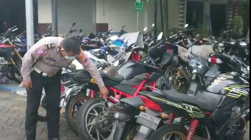 Puluhan motor berknalpot brong diamankan di Halaman Polres Trenggalek. (metrotv)