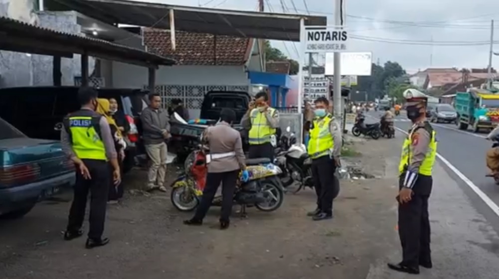 Tewas! Motor Oleng Disantap Bus di Pasuruan