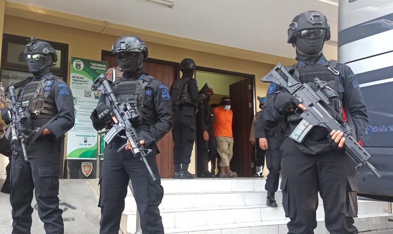 Pemindahan terduga teroris dari Polda Jatim ke Jakarta dikawal ketat petugas (Foto / Metro TV)