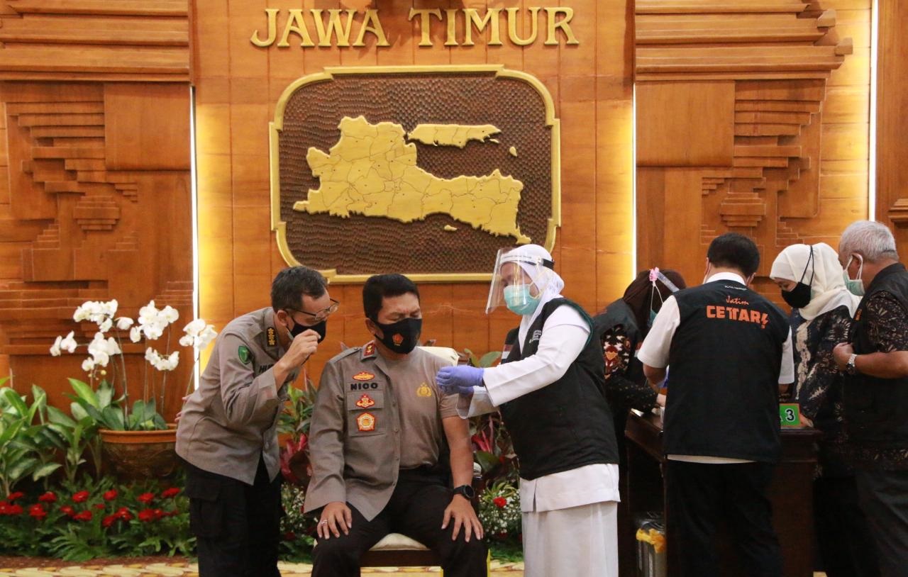 Kapolda Jatim Irjen Pol Nico Afinta saat melakukan vaksinasi tahap dua di Gedung Negara Grahadi (Foto / Metro TV)