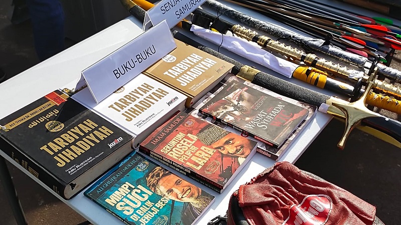 Buku jihad yang diamankan dari para terduga teroris di Jatim (Foto / Metro TV)