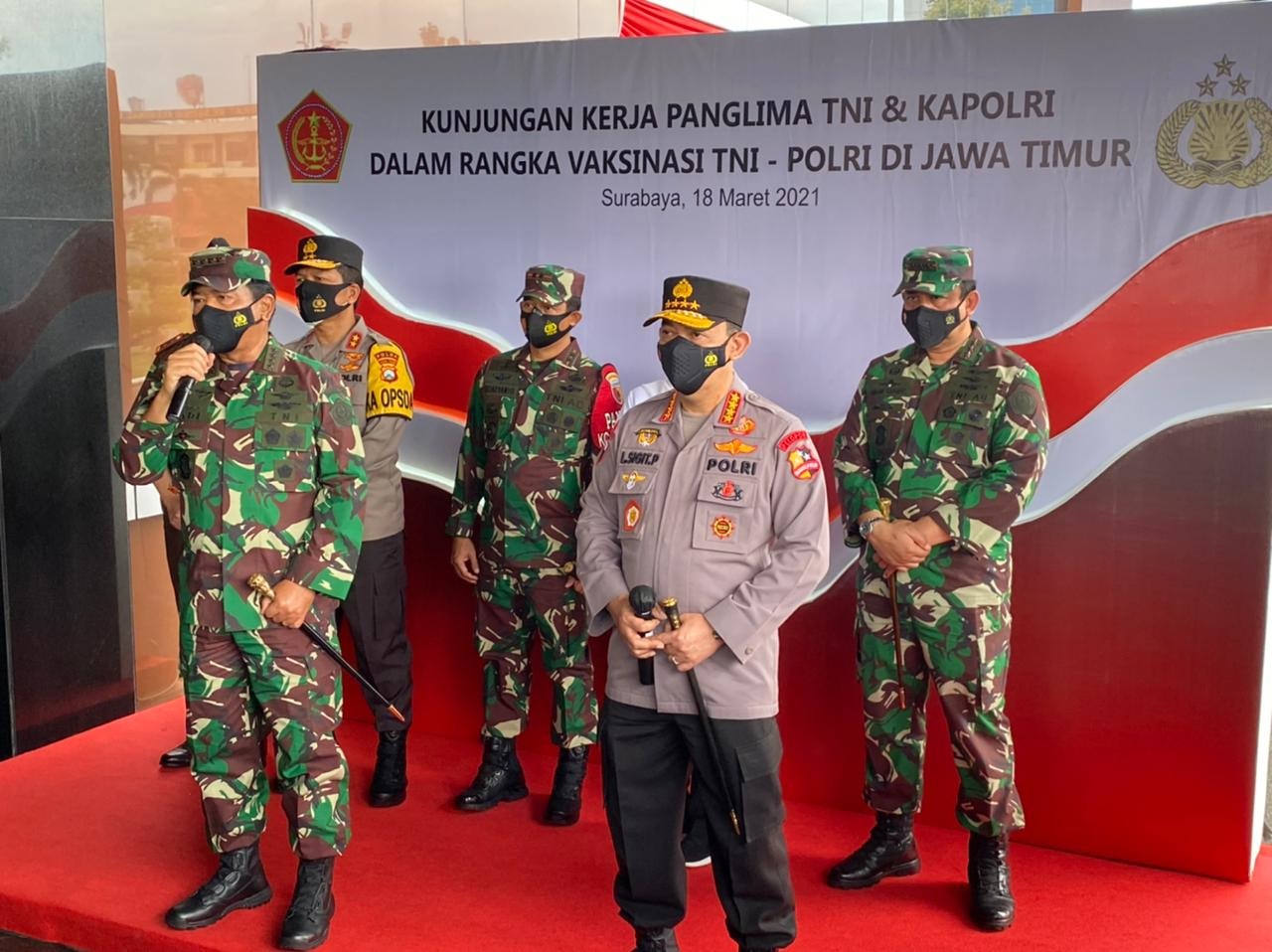 Panglima TNI Marsekal Hadi Tjahjanto bersama Kapolri Jenderal Listyo Sigit Prabowo saat meninjau pelaksanaan vaksinasi di Mapolda Jatim. (ft/reno)