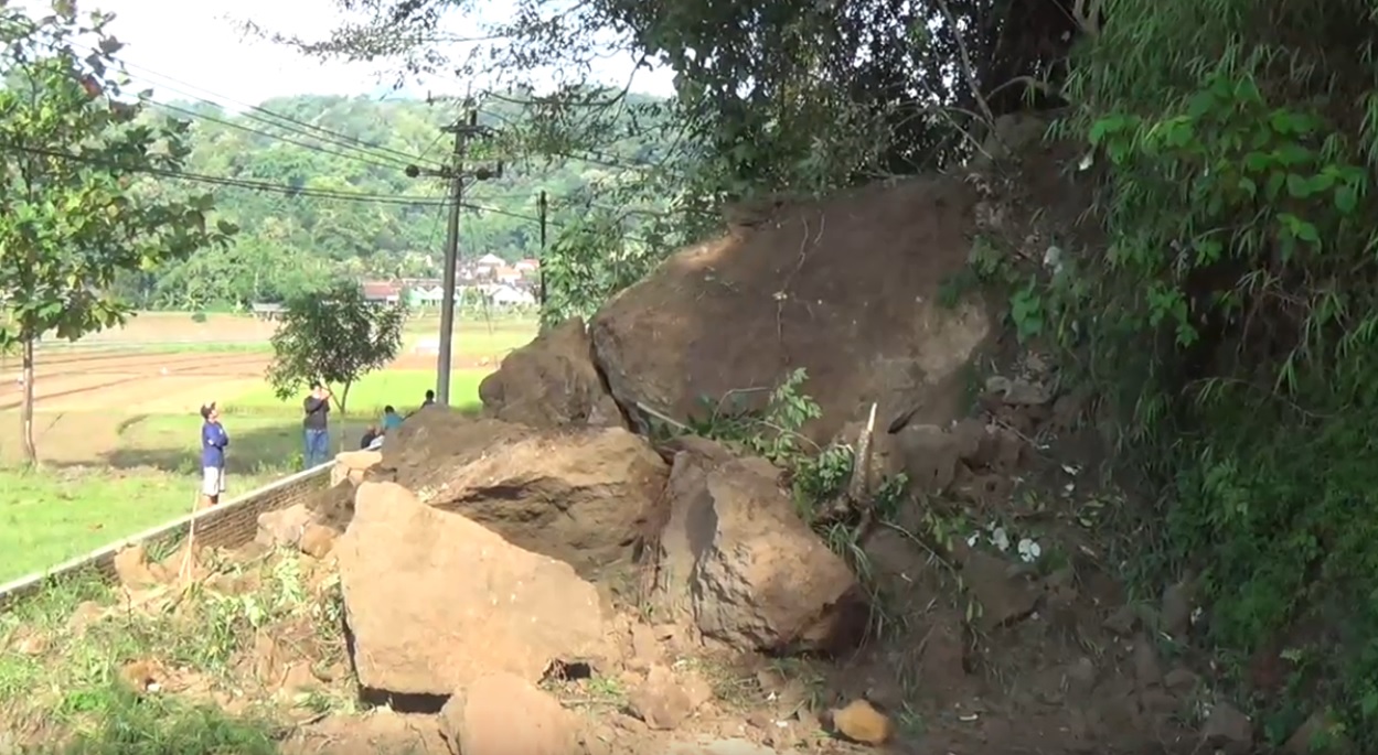 Tebing Setinggi 25 Meter Longsor, Jalan Desa Terputus