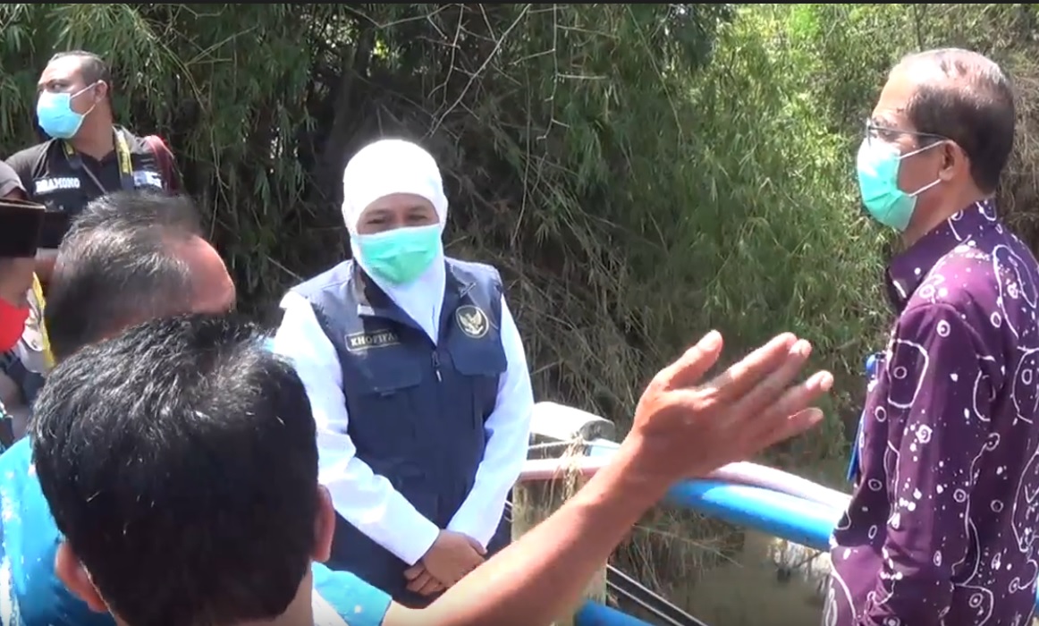 Gubernur Jatim, Khofifah Indar Parawansa saat meninjau lokasi jembatan rusak di Magetan. (metrotv)