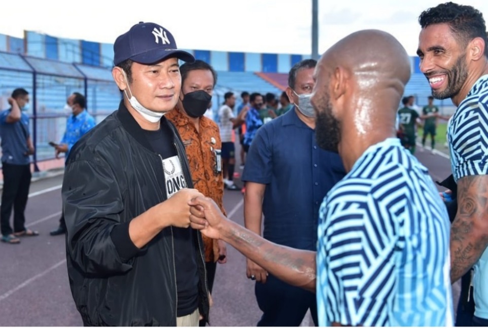 Bupati Lamongan Yuruhonur Efendi menyapa pemain asing baru Persela, Zah Rahan Krangar. (ft/ig)